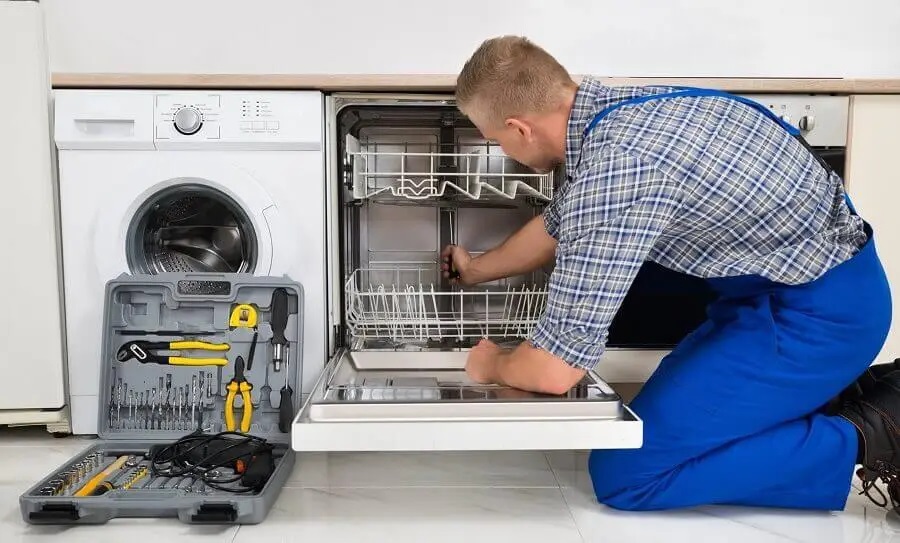 Haymana Hotpoint servisi teknisyen ekibi beyaz eşya tamiri yaparken